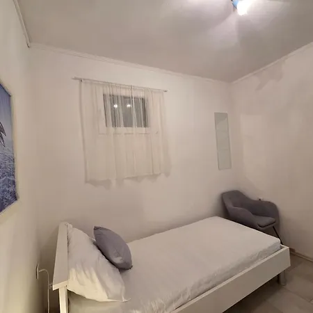 Garden Oasis With Terrace And Free Parking קרק