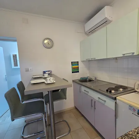 Garden Oasis With Terrace And Free Parking شقة