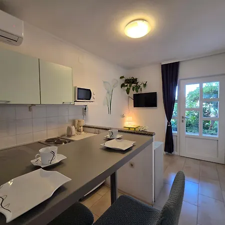 Garden Oasis With Terrace And Free Parking * קרק