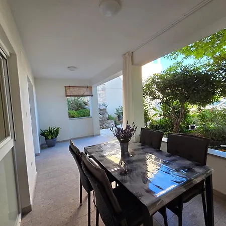 Garden Oasis With Terrace And Free Parking شقة