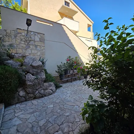 Garden Oasis With Terrace And Free Parking