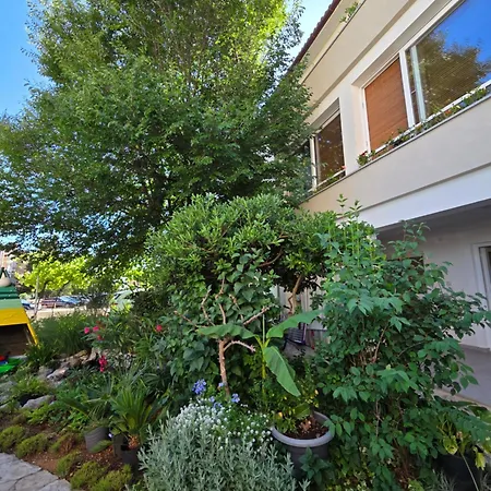 Garden Oasis With Terrace And Free Parking קרק