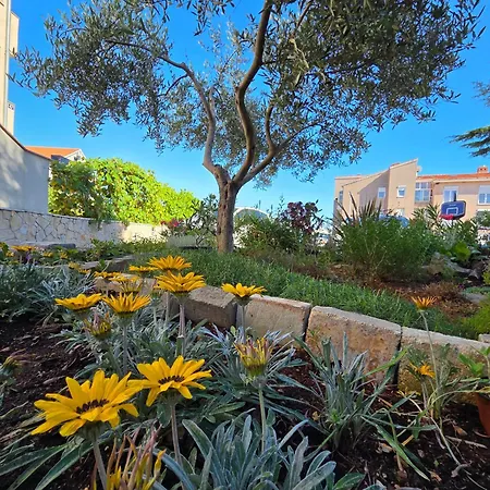 Garden Oasis With Terrace And Free Parking شقة